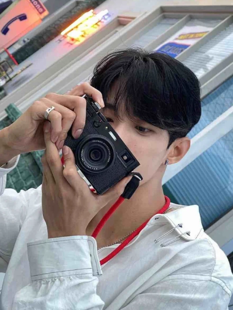 tạo dáng với máy ảnh nam