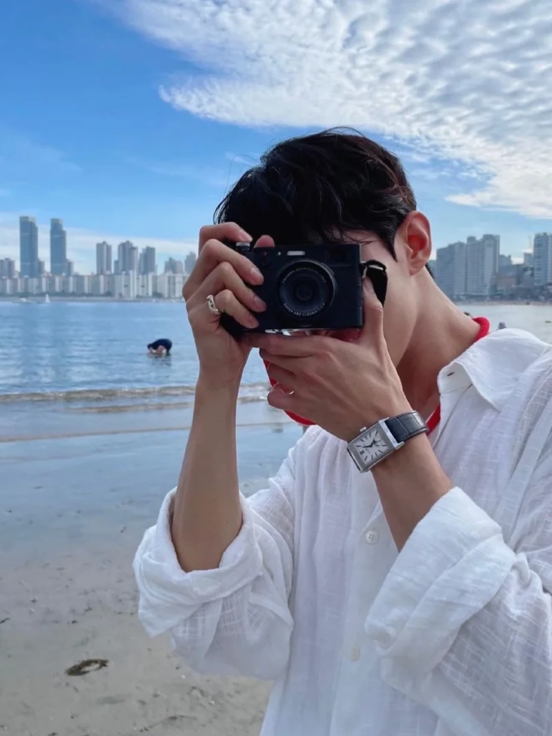 tạo dáng với máy ảnh nam