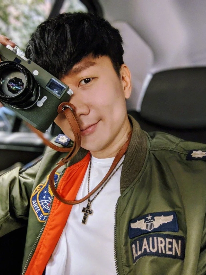 tạo dáng với máy ảnh nam