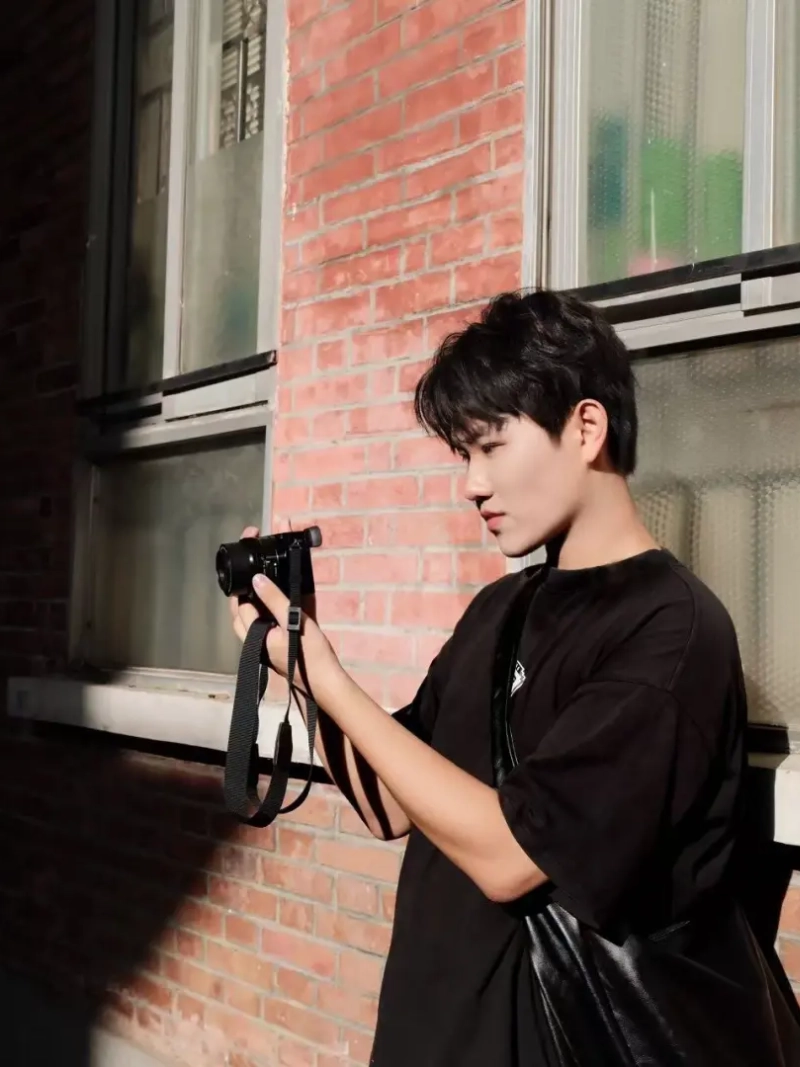 tạo dáng với máy ảnh nam