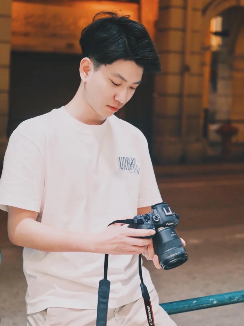 tạo dáng với máy ảnh nam