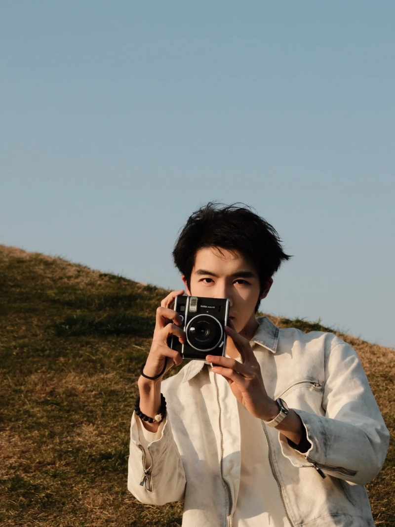 tạo dáng với máy ảnh nam