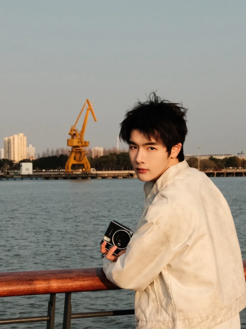 tạo dáng với máy ảnh nam