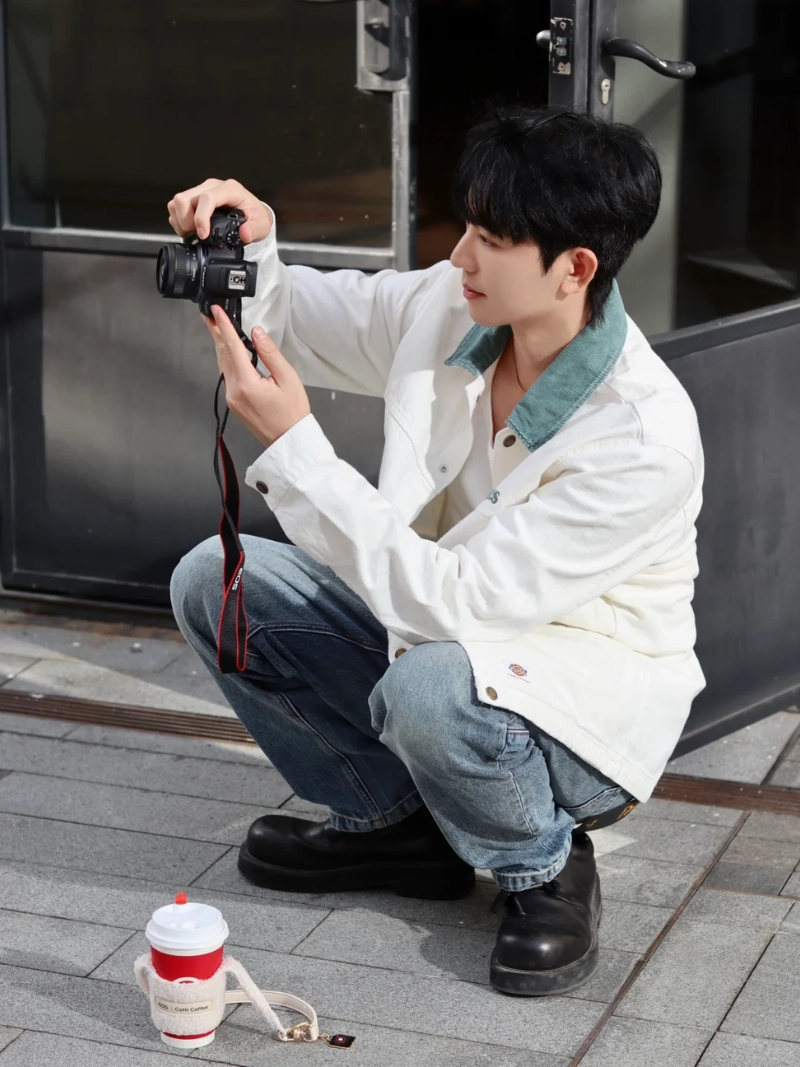 tạo dáng với máy ảnh nam