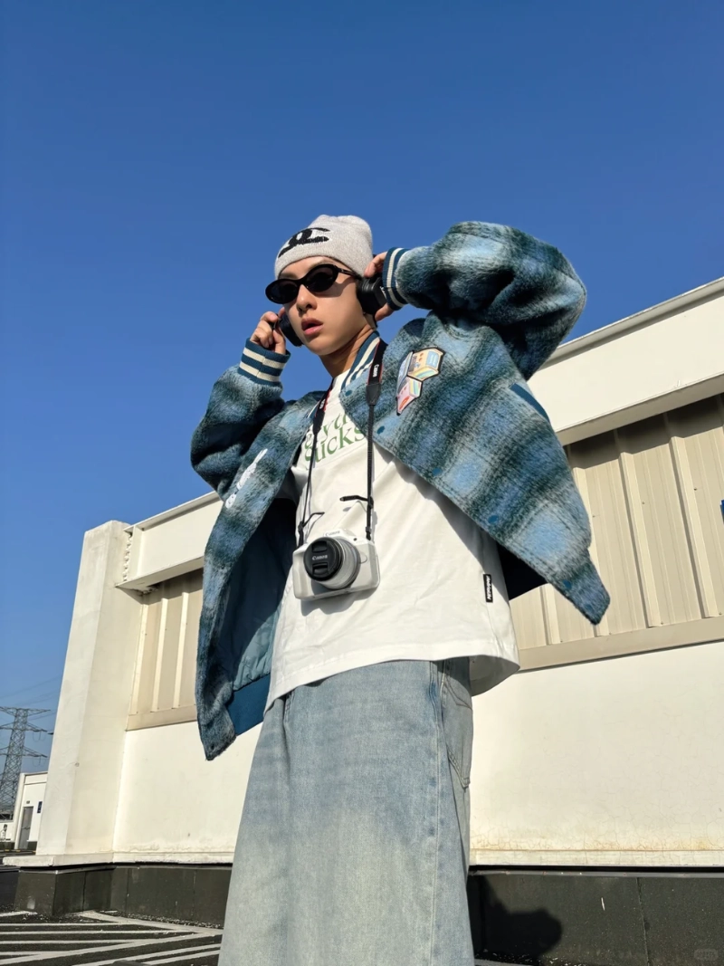 tạo dáng với máy ảnh nam