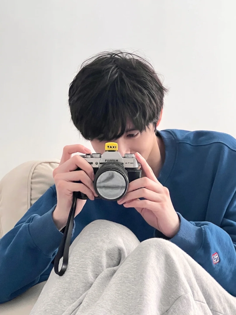 tạo dáng với máy ảnh nam