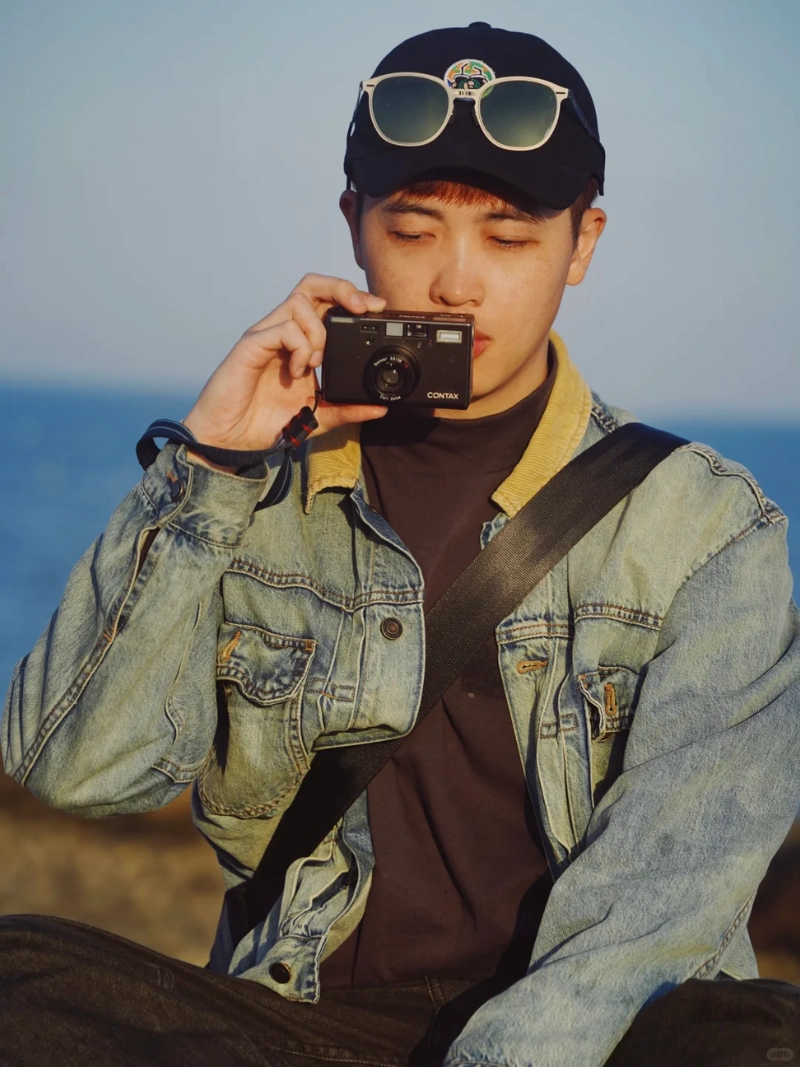 tạo dáng với máy ảnh nam