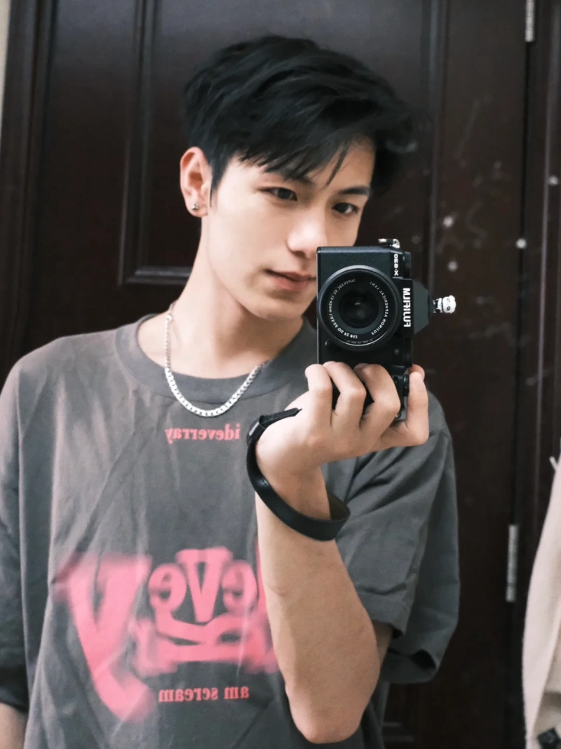 tạo dáng với máy ảnh nam