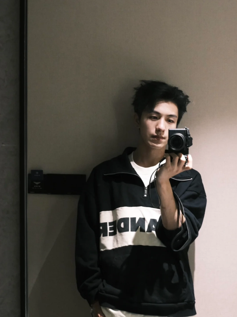 tạo dáng với máy ảnh nam