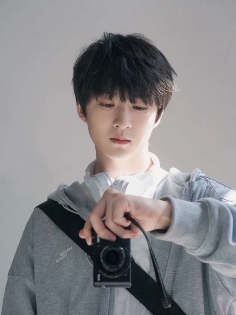 tạo dáng với máy ảnh nam