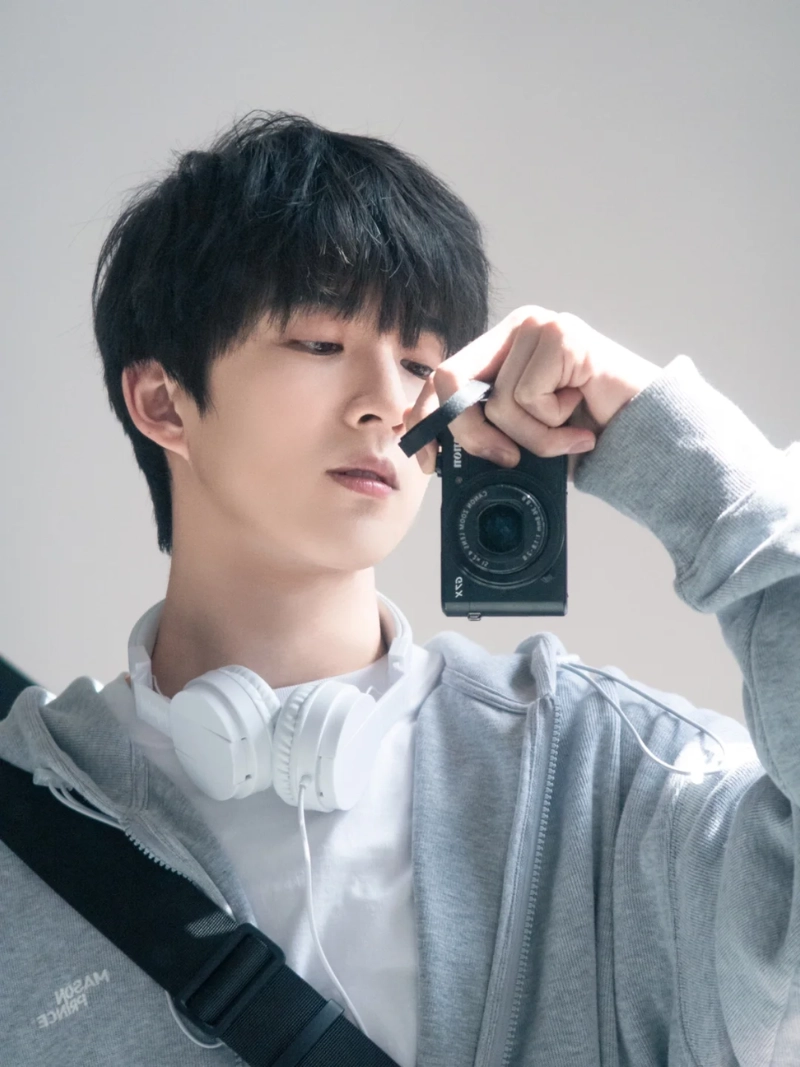 tạo dáng với máy ảnh nam