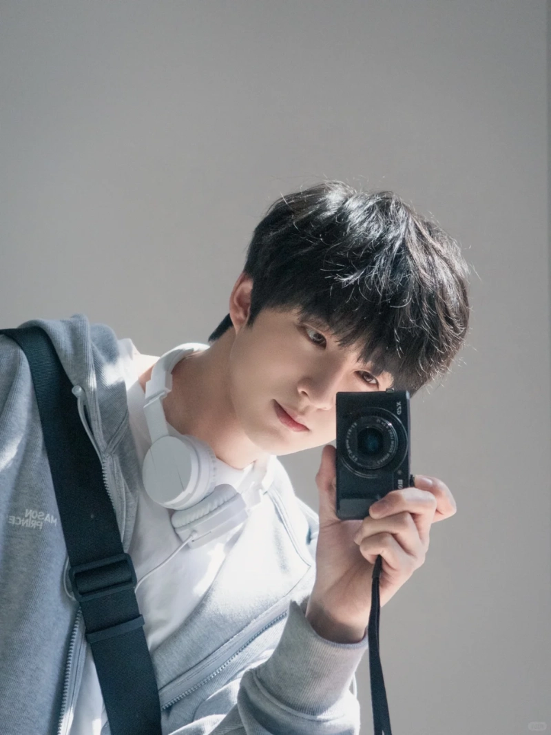 tạo dáng với máy ảnh nam