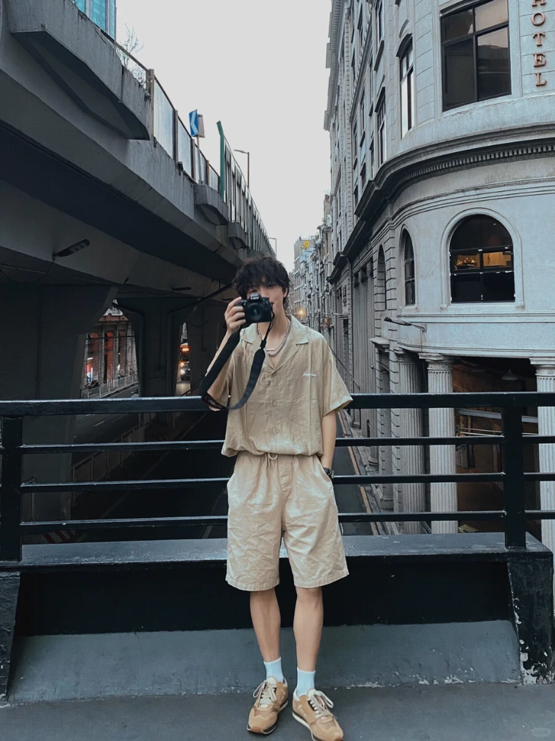 tạo dáng với máy ảnh nam