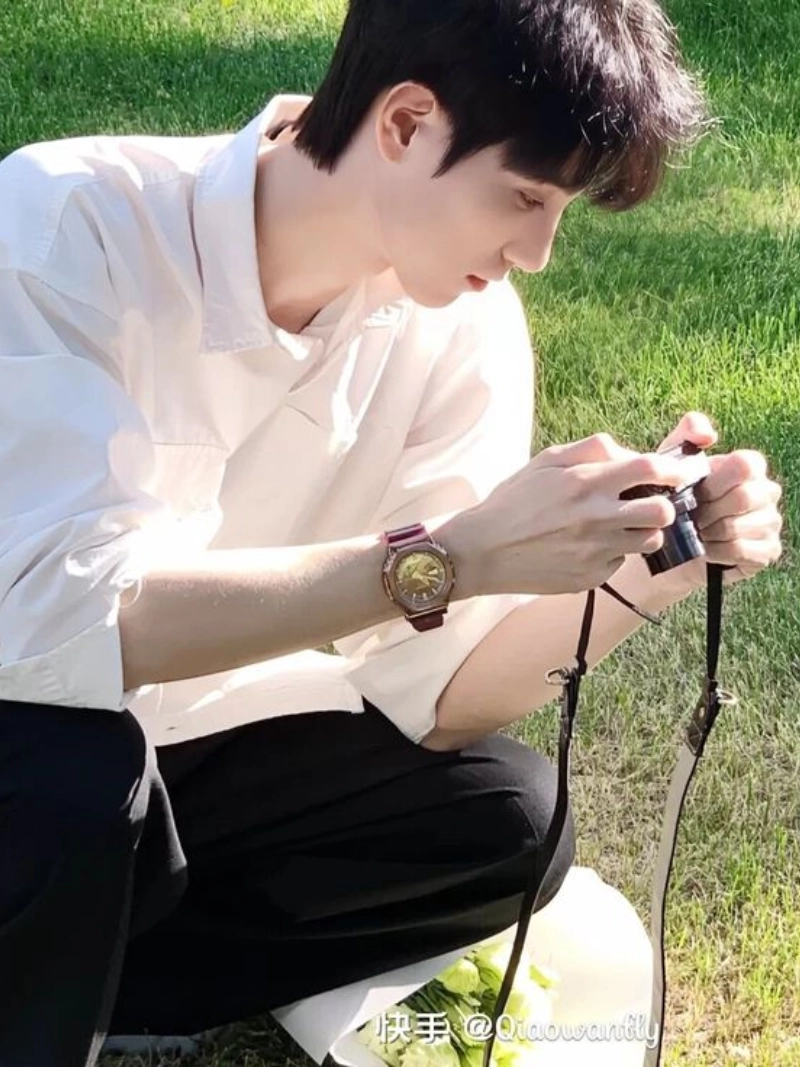 tạo dáng với máy ảnh nam