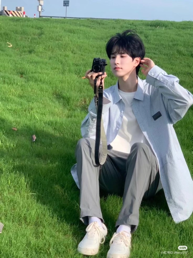 tạo dáng với máy ảnh nam