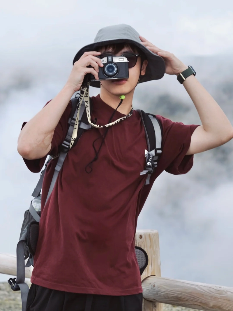 tạo dáng với máy ảnh nam