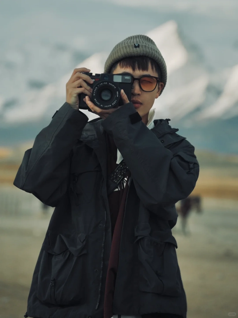 tạo dáng với máy ảnh nam