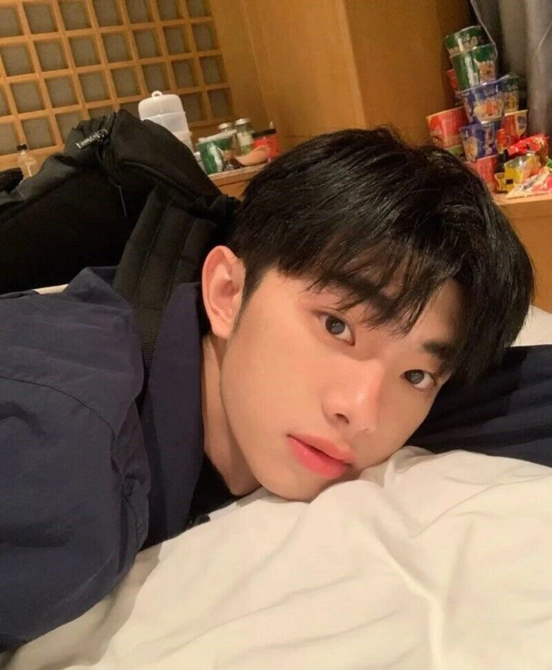 tư thế chụp hình nam đẹp