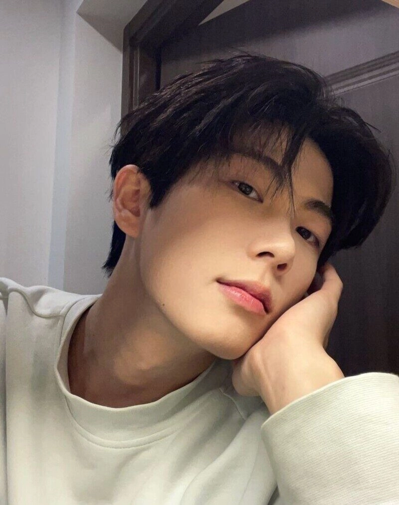 tư thế chụp hình nam đẹp