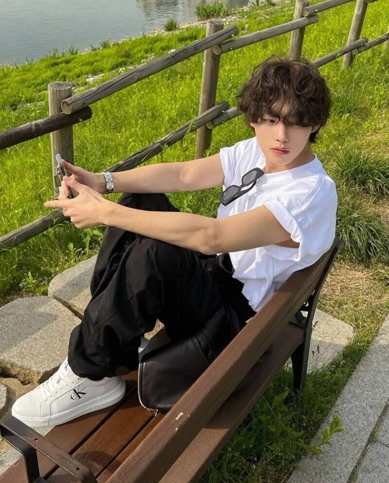 tư thế ngồi chụp ảnh đẹp cho nam